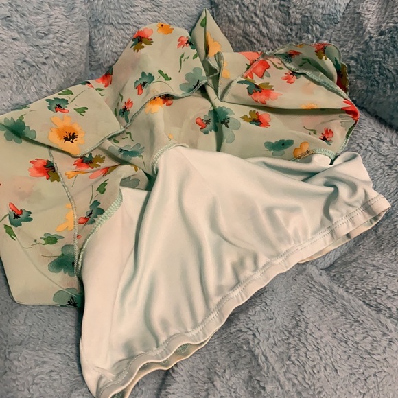 Flowy light green floral crop top - Picture 3 of 5